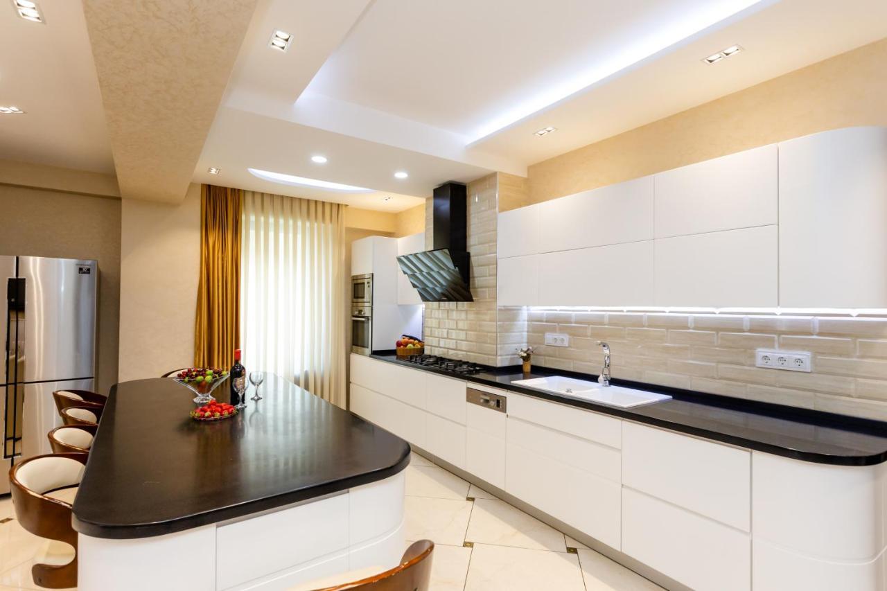 Central Cozy 3Bd-2Bath Apartment ティビリシ エクステリア 写真