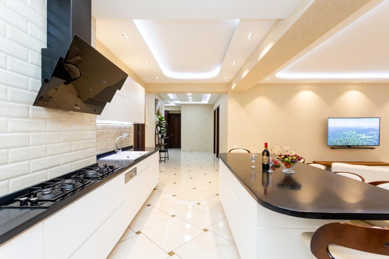 Central Cozy 3Bd-2Bath Apartment ティビリシ エクステリア 写真